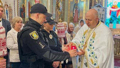 Патрульні передали Благодатний вогонь з Єрусалиму тернопільським церквам. ВІДЕО