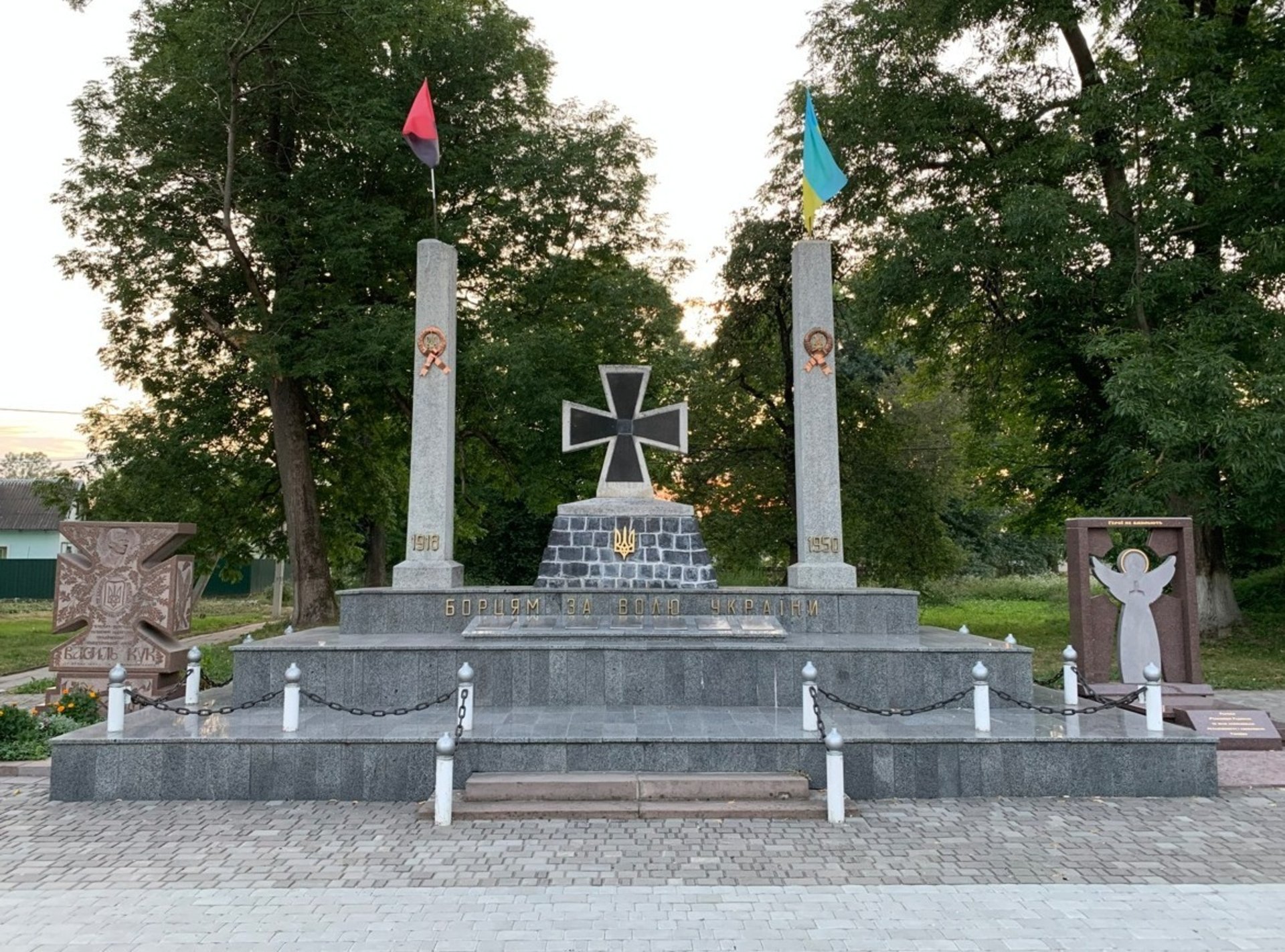 Меморіал «Борцям за волю України» у с-щі Красне Золочівського р-ну Львівської обл., де серед загиблих борців, зокрема, вшановано сотенного УПА Василя Нагірного – «Летуна»