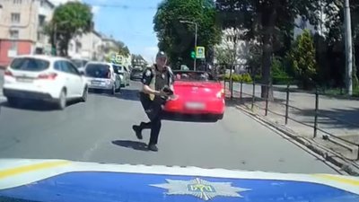 Молодик на червоному кабріолеті влаштував перегони з патрульними. ВІДЕО