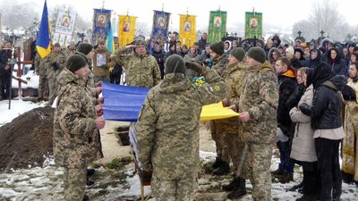 Без батька залишилися п'ятеро дітей: на Тернопільщині похоронили військового, який із сім'єю переїхав з Донеччини. ФОТО