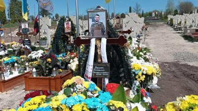 "Він ніколи не стояв за солдатами, він йшов вперед": у Тернополі попрощалися з Героєм Віталієм Малюком. ВІДЕО