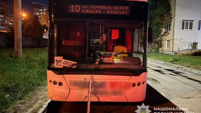 Жінка зламала руку під час поїздки у тролейбусі