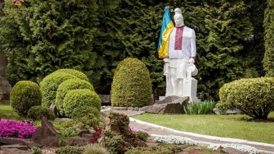 Один з тернопільських пам'ятників вдягли у вишиванку. ФОТО