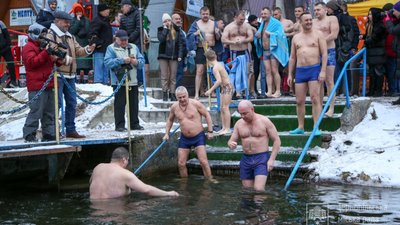 Тернополяни разом з міським головою занурилися у Йорданську воду. ФОТО