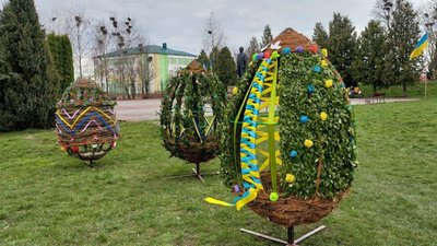 Вкладено багато любові: на Тернопільщині створили велетенські писанки з лози і барвінку. ФОТО