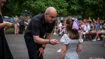 У Тернополі дітям загиблих захисників вручили шкільні наплічники. ФОТО