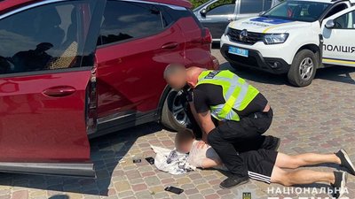 Лицем в асфальт: у Тернополі спіймали наркоторговця