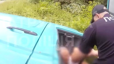Автомобіль злетів з траси і перекинувся: людей із салону діставали патрульні. ВІДЕО