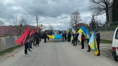 Дорогу встелили квітами: на Тернопільщині прощаються із загиблим захисником. ФОТО