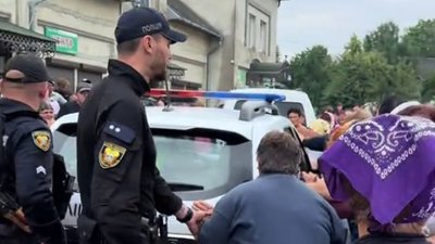 "Емоційна реакція": на Тернопільщині виник конфлікт між мешканцями села, працівниками ТЦК і поліції. ВІДЕО
