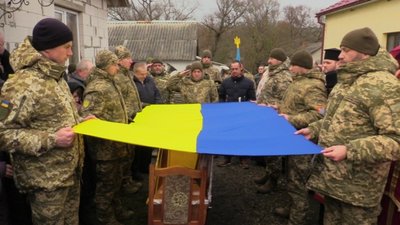 Батьки похоронили єдиного і довгоочікуваного сина: на Тернопільщині попрощалися із Героєм Іваном Вовною. ФОТО