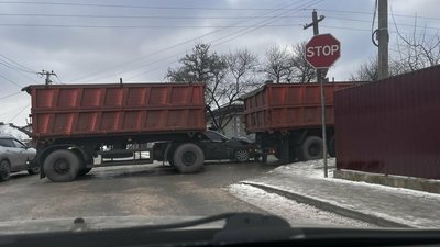 На Тернопільщині легковий автомобіль заїхав під вантажівку. ФОТО