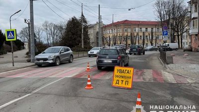 У центрі Тернополя водій автомобіля збив двох дівчат