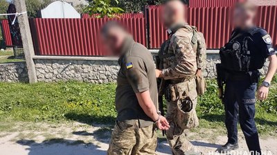 Ішов у напрямку цвинтаря і стріляв по всіх: оголосили підозру військовому, котрий вбив двох жінок. ВІДЕО