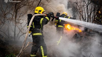 У Тернополі ліквідували пожежу шиномонтажу. ФОТО