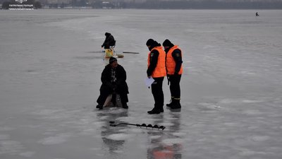 На тонку кригу тернопільського ставу вийшли перші рибалки. ФОТО