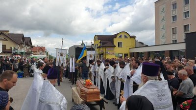 У Почаєві із почестями попрощалися з Героєм, котрий загинув ще місяць тому. ФОТО