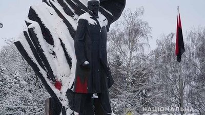 Добровільно захищає Україну: як покарали хулігана, котрий облив червоною фарбою пам'ятник Бандері