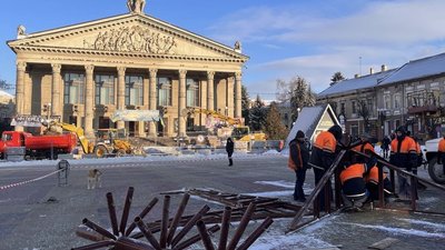 У Тернополі почали встановлювати новорічну ялинку