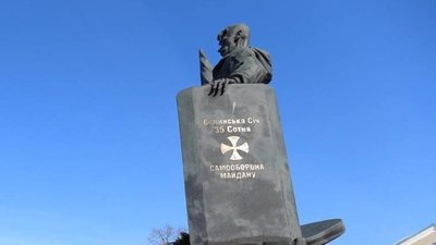 На Тернопільщині якийсь бовдур видерся на пам'ятник Герою Небесної сотні: зловмисника вже знайшли