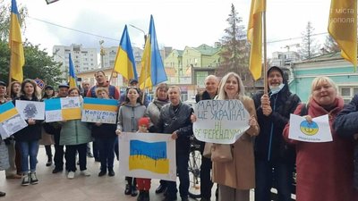 Мешканці Маріуполя у Тернополі вийшли на акцію протесту проти фейкового референдуму, який проводять окупанти. ФОТО