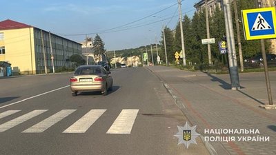 Водій автомобіля збив на переході жінку з дитиною - дружину і доньку місцевого священника