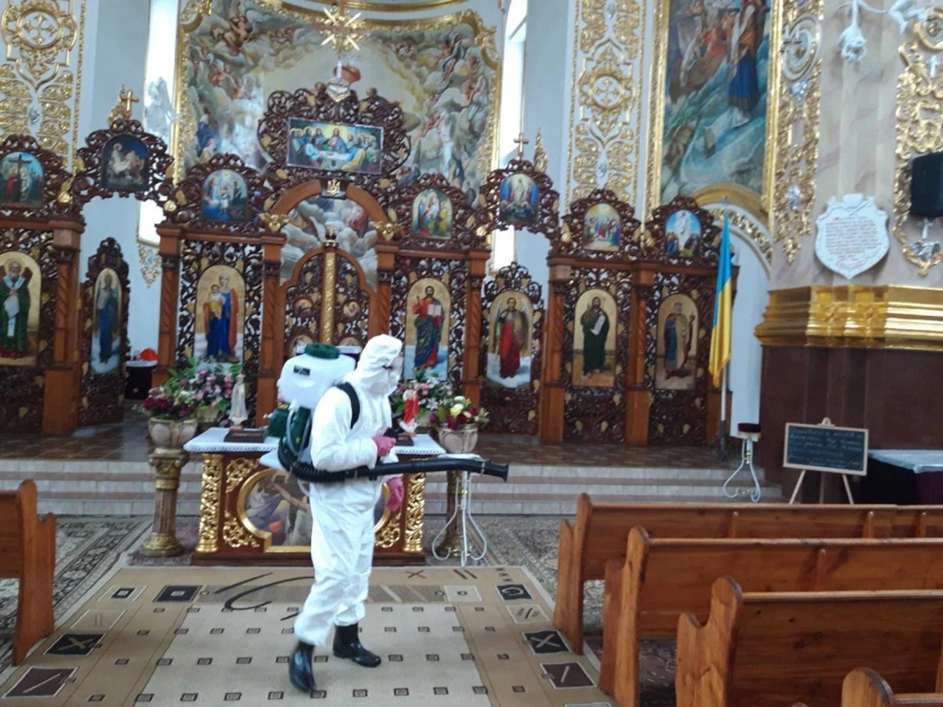 У Заліщиках провели дезінфекцію в церкві і будинку хворого на коронавірус священника. ФОТО