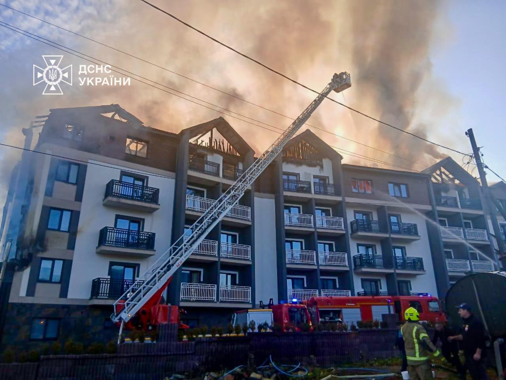 У Буковелі горить елітний готель. З номерів евакуювали 70 осіб