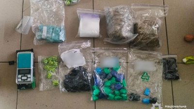 Тернополянин знайшов у наплічнику знайомого 120 пакетиків з наркотиками і "здав" його поліції